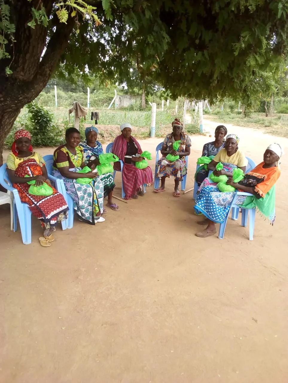Meeting held by the FRADAKI members and the widows of Ngiluni, whereby they were given food stuffs.